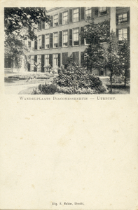 1870 Gezicht op de achtergevel van het Diakonessenhuis (Achter Twijnstraat 30-33) te Utrecht.N.B. Het adres is in 1917 ...